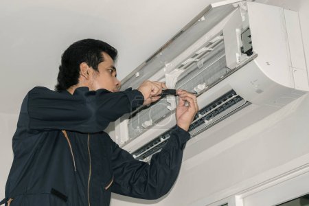 Foto de Hombre mecánico de aire acondicionado en casa - Imagen libre de derechos