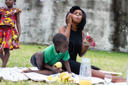 Foto de Madre e hijo haciendo un picnic - Imagen libre de derechos