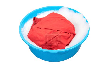Téléchargez les photos : Chemise rouge dans le bassin en plastique. - en image libre de droit