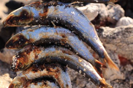 Téléchargez les photos : "Sardines rôties sur une broche dans le sud de l'Espagne" - en image libre de droit