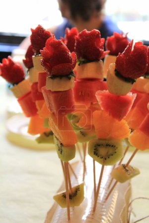 Téléchargez les photos : Vue rapprochée de savoureuses brochettes de fruits colorés - en image libre de droit