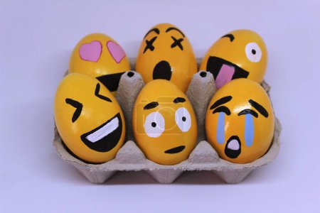 Téléchargez les photos : Drôle émoticônes oeufs de Pâques - en image libre de droit