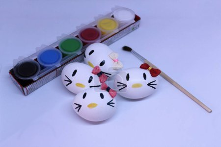 Foto de Huevos de colores con pinturas sobre fondo blanco - Imagen libre de derechos