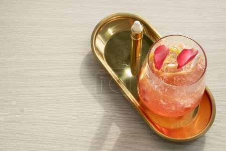 Téléchargez les photos : Cold beverage drink.  Rose lemonade with ice in glasses. - en image libre de droit