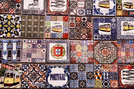 Foto de Heladera imanes de recuerdo imitando azulejos portugueses - Imagen libre de derechos