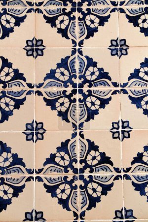 Téléchargez les photos : "Colorful and vintage tiles of Portugal" - en image libre de droit