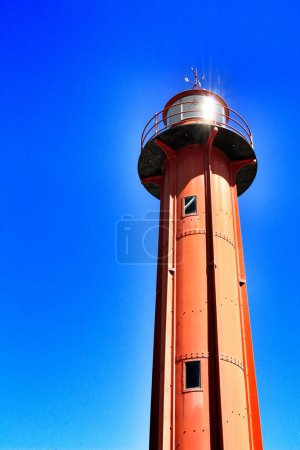 Téléchargez les photos : "Red lighthouse in the port of Almada village in Lisbon" - en image libre de droit