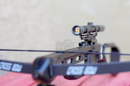 Foto de La vista óptica en la ballesta de cerca. Detalles del arma. Concepto de caza - Imagen libre de derechos