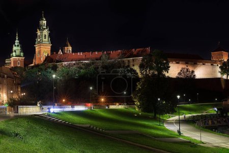Téléchargez les photos : Château royal de Wawel dans la scène nocturne à Cracovie, Pologne - en image libre de droit