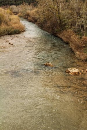 Foto de Cabriel River on its way through Casas del Rio village, Albacete, Spain - Imagen libre de derechos