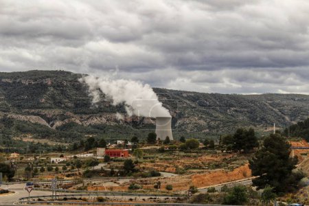 Foto de Chimeneas humeantes en central nuclear entre montañas - Imagen libre de derechos