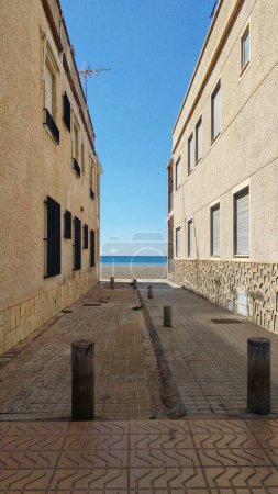 Téléchargez les photos : Lonely Little street between buildings facing the sea - en image libre de droit