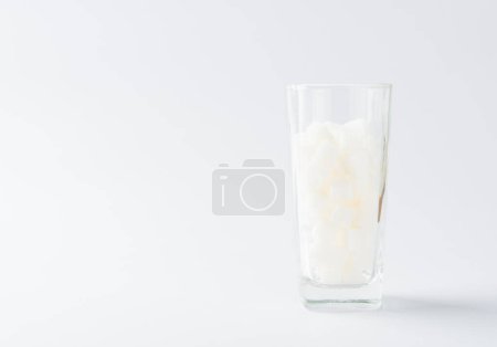 Téléchargez les photos : Verre plein de sucre blanc cube ingrédient alimentaire sucré - en image libre de droit