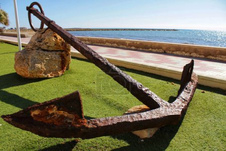 Téléchargez les photos : "Old anchor on a promenade of Santa Pola, Alicante" - en image libre de droit