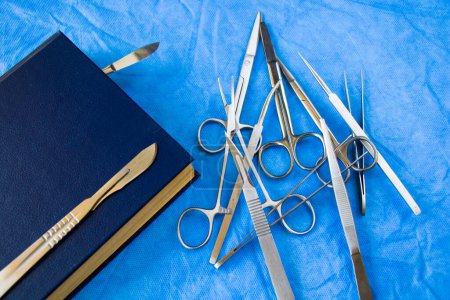 Téléchargez les photos : Trousse de dissection - Outils en acier inoxydable pour les étudiants en médecine de livre d'anatomie, de biologie, de vétérinaire et d'apprentissage - en image libre de droit