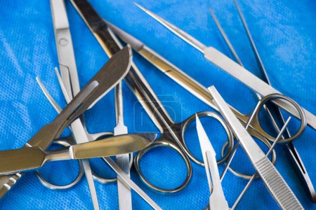 Téléchargez les photos : Trousse de dissection - Outils en acier inoxydable pour les étudiants en médecine d'anatomie, biologie, vétérinaire - en image libre de droit