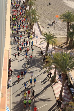 Téléchargez les photos : Santa Pola, Espagne- 21 janvier 2018 : Coureurs du demi-marathon - en image libre de droit