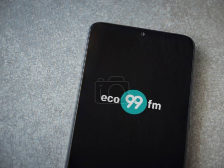 Foto de Pantalla de lanzamiento de la aplicación eco99music con logotipo en la pantalla - Imagen libre de derechos