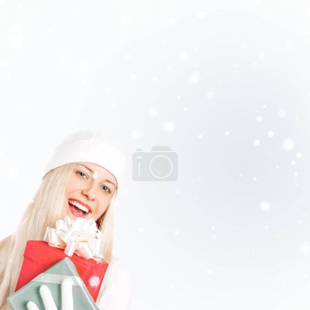 Foto de Mujer feliz sosteniendo regalos de Navidad, fondo plateado y nieve - Imagen libre de derechos
