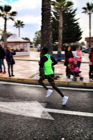 Téléchargez les photos : Santa Pola, Espagne- 20 janvier 2019 : Coureurs dans le demi-marathon du village de pêcheurs de Santa Pola, province d'Alicante, par une journée ensoleillée en janvier - en image libre de droit