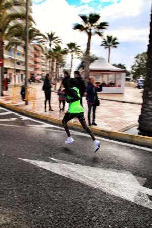 Téléchargez les photos : Santa Pola, Espagne- 20 janvier 2019 : Coureurs dans le demi-marathon du village de pêcheurs de Santa Pola, province d'Alicante, par une journée ensoleillée en janvier - en image libre de droit
