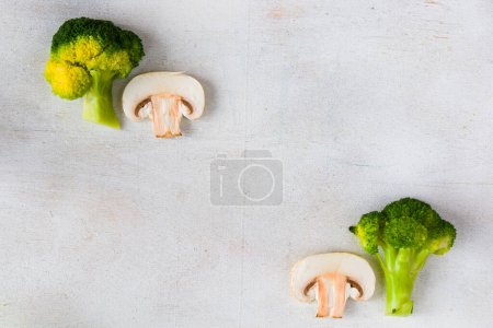 Téléchargez les photos : Brocoli cru et légumes aux champignons sur fond blanc - en image libre de droit