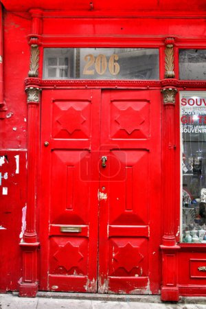 Foto de Old and colorful wooden door with iron details - Imagen libre de derechos