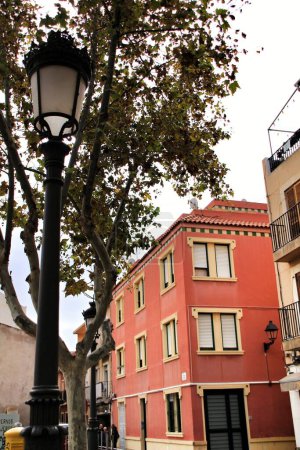Foto de Narrow and colorful streets, facades and balconies in Elche city - Imagen libre de derechos