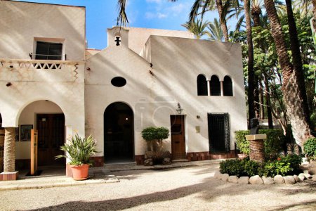 Téléchargez les photos : Ancienne maison avec ermitage dans le jardin Huerto del Cura - en image libre de droit