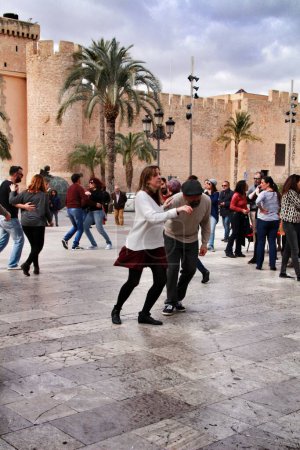 Téléchargez les photos : Les gens dansent dans la rue - en image libre de droit