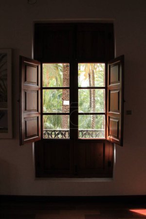 Foto de Ventana abierta en el museo de la palmera en Elche - Imagen libre de derechos