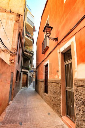 Téléchargez les photos : Rues étroites et colorées, façades et balcons dans la ville d'Elche - en image libre de droit