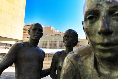 Téléchargez les photos : Sculpture de Joan Ramon Garcia Castejon appelée 'la Critica' - en image libre de droit