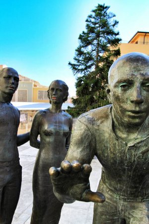 Téléchargez les photos : Sculpture de Joan Ramon Garcia Castejon appelée 'la Critica' - en image libre de droit