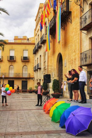 Téléchargez les photos : Drapeau arc-en-ciel suspendu à la mairie et ballons colorés - en image libre de droit