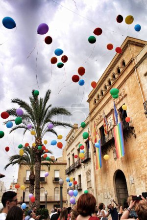 Téléchargez les photos : Drapeau arc-en-ciel suspendu à la mairie et ballons colorés - en image libre de droit