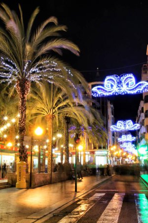 Téléchargez les photos : Belles rues d'Elche décorées de motifs de Noël et d'éclairage - en image libre de droit
