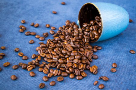 Téléchargez les photos : Graines de café noires pour cappuccino et americano - en image libre de droit