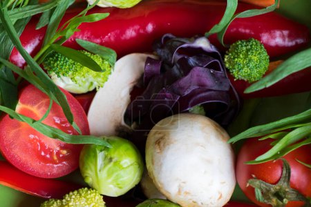 Téléchargez les photos : "Légumes sur la table, tomates, brocoli, poivre et légumes verts." - en image libre de droit