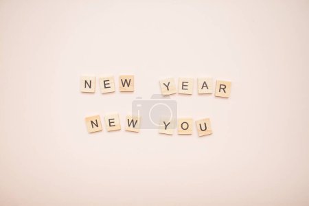 Foto de La inscripción nuevo año nuevo usted de los bloques de madera - Imagen libre de derechos