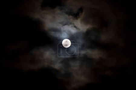 Foto de Super luna en el cielo nocturno y nubes - Imagen libre de derechos
