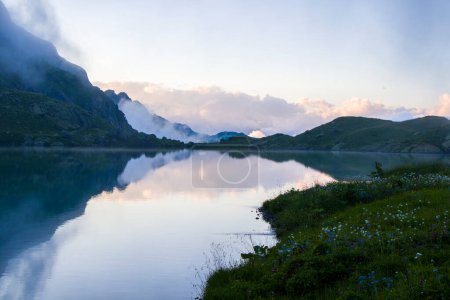 Téléchargez les photos : Montagnes paysage et lac. destination de voyage - en image libre de droit