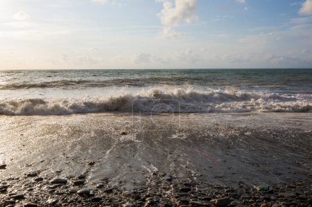 Téléchargez les photos : Plage de la mer Noire à Batoumi, Géorgie. Les gens pendant les vacances et les vacances. Paysage marin et vagues - en image libre de droit