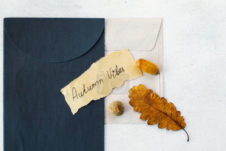 Téléchargez les photos : Enveloppe et automne plantes et fleurs séchées, mots souvenirs sur le papier - en image libre de droit