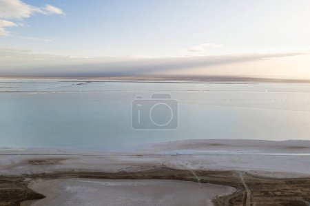 Téléchargez les photos : Vue sur le lac salé, paysage naturel - en image libre de droit