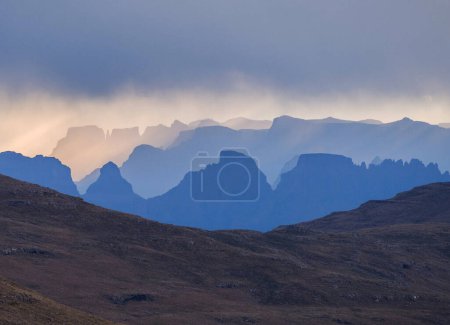 Téléchargez les photos : Paysage de montagnes et ciel nuageux - en image libre de droit