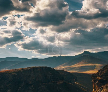 Téléchargez les photos : Paysage de montagnes et ciel nuageux - en image libre de droit