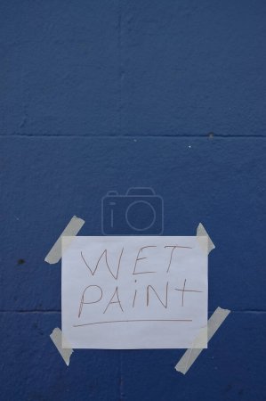 Téléchargez les photos : Panneau de papier anti-douleur humide sur le mur bleu - en image libre de droit