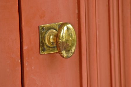 Foto de Golden vintage asiática puerta perilla en rojo teca puerta - Imagen libre de derechos