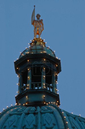 Téléchargez les photos : Statue européenne dorée sur le dôme - en image libre de droit